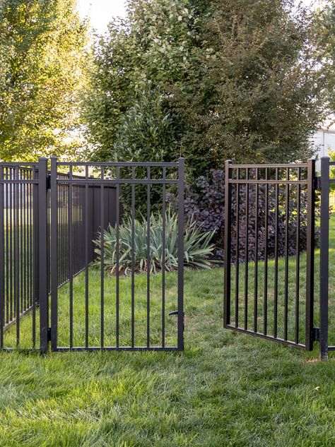 5 Things to Consider When Adding a Fence to Your Property - Hamilton Park Home Black Chain Link Fence Front Yard, Backyard With Privacy Fence, Aluminum Fence Ideas Front Yard, Black Fence Landscaping Ideas, Black Outdoor Fence, Black Cyclone Fencing, Outdoor Fences Ideas, Black Yard Fence, Diy Aluminum Fence