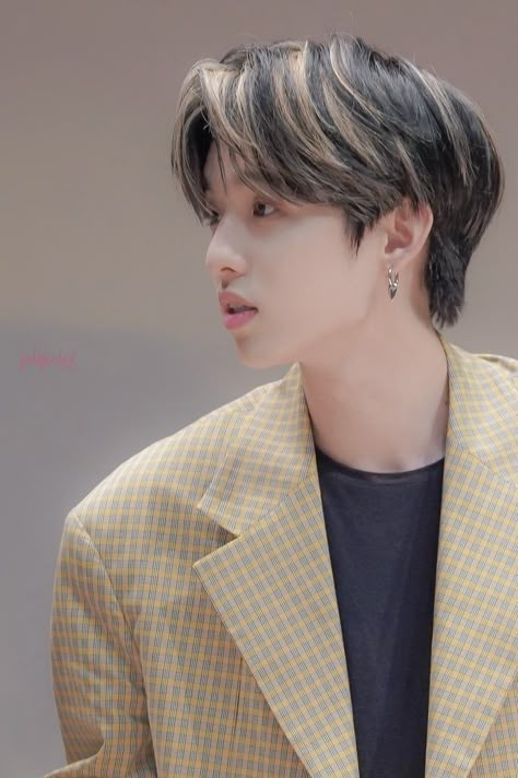 Boys Hair Highlights, Men Blonde Highlights, Men Hair Color Highlights, Asian Hair Dye, Bleached Hair Men, Boys Colored Hair, Dyed Hair Men, Blonde Highlights On Dark Hair, Day6 Jae