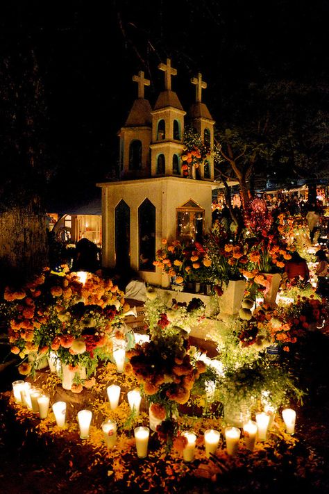 Dia de muertos en Patzcuaro Michoacan Mexico, Day Of The Dead Art, Mexican Traditions, Mexican Holiday, All Souls Day, The Day Of The Dead, We Are The World, Mexican Culture, Mexican Art