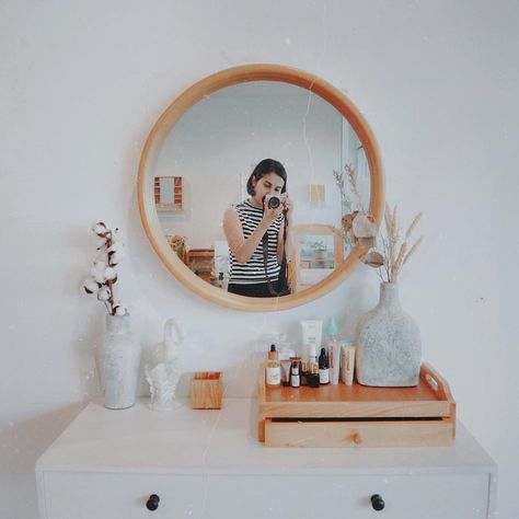 Dengan memadukan alana mirror atau cermin bundar uwitan dengan meja diona sehingga jadi meja rias yang cantik dan unik  Kintan Meja Rias Aesthetic, Master Room, Room Design Bedroom, Dream Room Inspiration, Simple Bedroom, Cute Room Decor, Room Inspiration Bedroom, Home Room Design, Small House Design