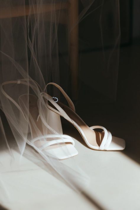 Bridal Shoes Photography Photo Ideas, Wedding Shoes Photo, Luxury Wedding Details, Editorial Wedding Details, Veil Wedding Pictures, Bride Essentials, Wedding Photography Detail Shots, Wedding Detail Shots, Simple Classic Wedding