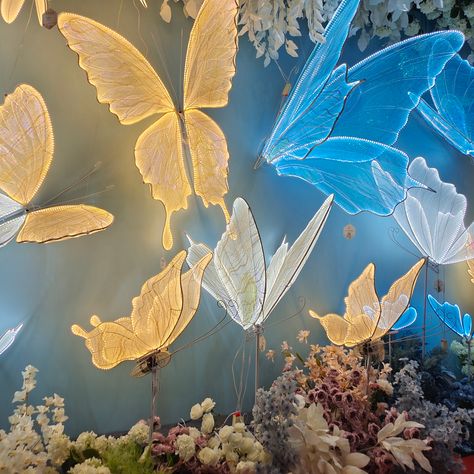 Open and close the butterfly moving butterfly wedding decoration butterfly wings https://m.alibaba.com/product/1600784659685/Open-and-close-the-butterfly-moving.html?__sceneInfo={"cacheTime":"1800000","type":"appDetailShare"} Light Up Butterfly Wings, Floating Butterfly Decor, Fairytales Wedding, Moving Butterfly, Make A Paper Flower, Led Butterfly, Butterfly Wedding Decorations, Giant Butterfly, Butterfly Light