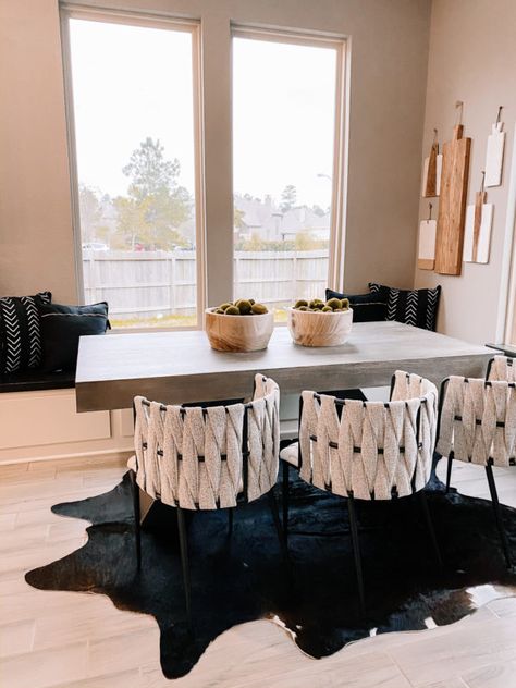 Modern Breakfast Nook Ideas Window, Breakfast Nook Contemporary, Cute Breakfast Nook Ideas, Eating Area Off Kitchen Dining Nook, Navy Breakfast Nook, Modern Breakfast Table In Kitchen, Industrial Breakfast Nook, Rounded Breakfast Nook, Breakfast Dining Area Ideas