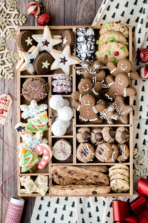 Charcuterie Cookies, Cookie Gift Packaging, Cookie Containers, Xmas Morning, Holiday Cookie Gift, Christmas Cookie Boxes, Diy Christmas Cookies, Božićni Kolači, Christmas Cookies Packaging