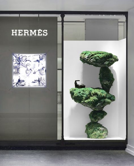 Hermes Window, Vitrine Design, Retail Design Display, Retail Space Design, Perfume Display, Window Display Design, Retail Inspiration, Lighting Showroom, Clinic Design