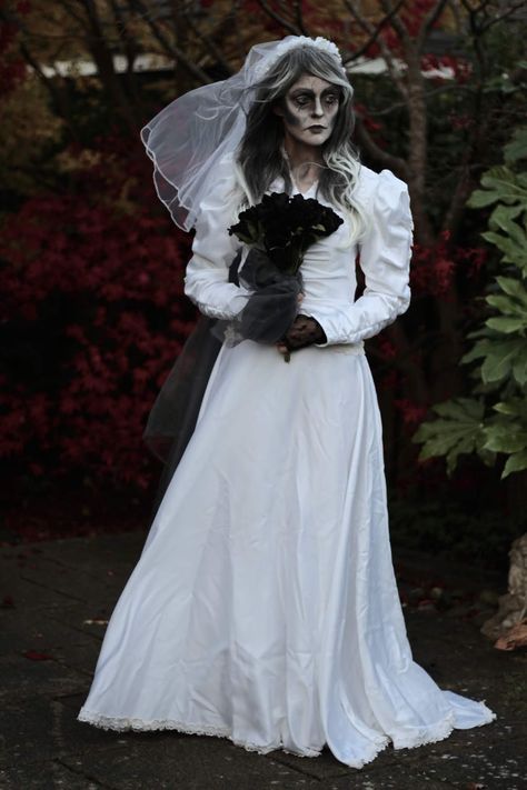 Zombie Bride Costume Diy, Wedding Dress Halloween Costume Ideas, Halloween Wedding Costumes, Halloween Wedding Dress Costume, Killer Bride Costume, Zombie Bride Makeup, Bachelorette Halloween, Ghost Bride Costume, Dead Bride Costume