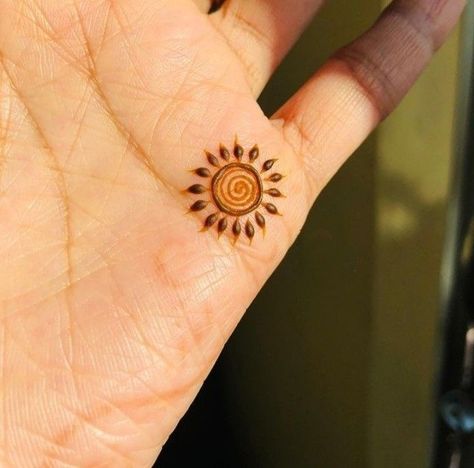 Mehandi Small Designs, Aesthetic Small Mehendi Designs, Minimal Henna Designs Finger, Minimilastic Mehendi Designs, Mehndi Tattoo Designs Small Aesthetic, Cute Mehendi Tattoo, Small Aesthetic Mehndi Designs, Small Henna Designs Fingers, Simple Mehndi Tattoo