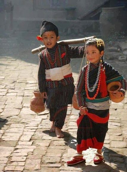 Lovely photo of children in traditional Newari outfits. Mustang Nepal, Nepal Clothing, Nepal People, Nepal Flag, Monte Everest, Nepal Culture, Dress For Baby Girl, Nepal Travel, Dress For Baby