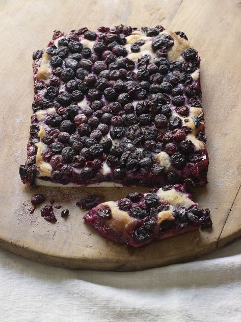 In Florence, schiacciata coll’uva is sold in bread and pastry shops during the fall wine grape harvest season, here's how to make it at home. Grape Focaccia, Focaccia Bread Recipe, Italy Magazine, Grape Harvesting, Keto Friendly Desserts, Morning Snack, Focaccia Bread, Low Carb Cookies, Valentines Day Desserts