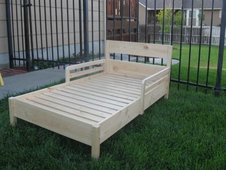 Pallet Toddler Bed, Cama Twin, Diy Toddler Bed, Toddler Bed Boy, Montessori Bed, Kids Room Furniture, Toddler Beds, Diy Toddler, Bed Plans