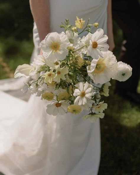 Brides With Bouquets, Simple White And Green Wedding Flowers, May Wedding Bouquet Brides, Yellow And Cream Wedding, White And Yellow Bouquet Wedding, Natural Wedding Aesthetic, Bride Bouquet Simple, Bridesmaid White Bouquet, Simple Flowers For Wedding