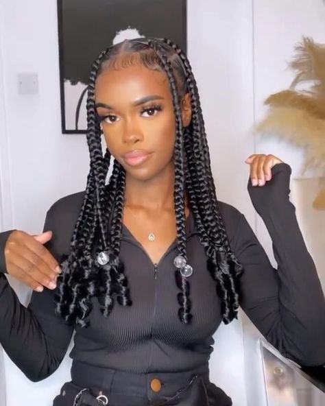 Hair Braid With Curls, Coi Braids With Curls, Braided Hair With Curls At The End, Big Short Braids With Curls, Coi Leray Braids With Curls, Short Coi Leray Braids, How To Curl Braids At The End, Short Knotless Box Braids With Curls, Trending Braids For Black Women