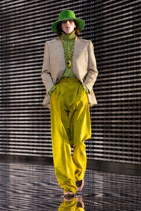 Male Editorial, Gucci Fashion Show, Jojo Fashion, Silhouette Mode, Gucci Runway, Prom Suit, Gender Fluid Fashion, Suit Ideas, Queer Fashion