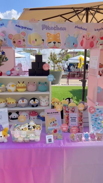 Crochet Stuffed Animal Display, Crochet Sale Display, Market Displays Booth Ideas Crochet, Crochet Vender Display, Top Sellers At Craft Shows, Amigurumi Display Ideas, Vender Booth Ideas Display Craft Fairs, Crochet Craft Market Display, Amigurumi Market Display