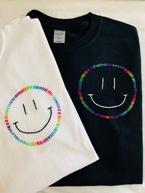 Embroidered Rainbow, Clothes Embroidery Diy, T-shirt Broderie, Diy Broderie, Embroidery Tshirt, Embroidery On Clothes, Smiley Faces, Sewing Embroidery Designs, Hand Embroidery Art