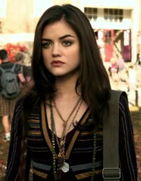 Aria Montgomery pilot episode Aria Montgomery Hair, Aria Montgomery Style, Pretty Little Liars Hanna, Aria Style, Pretty Little Liars Aria, Pretty Little Liars Fashion, Aria Montgomery, Pilot Episode, Le Happy