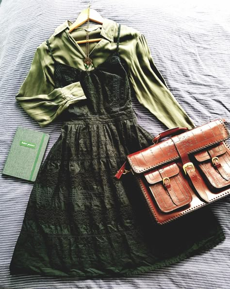 Green Academia Outfit Aesthetic, Green Cottage Core Outfit, Dark Green Academia Outfit, Green Academia Clothes, Vintage Outfits Green, Green Aesthetic Vintage Outfit, Dark Academia Green Outfit, Green Academia Fashion, Cute Green Outfits Aesthetic