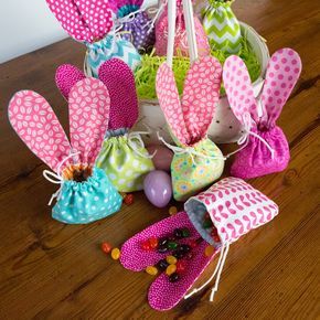 Homemade Easter Gifts, Diy Easter Treats, Homemade Easter Decorations, Easter Sewing, Easter Treat Bags, Easter Gift Bags, Custom Bunny, Decorated Gift Bags, Gift Bags Diy