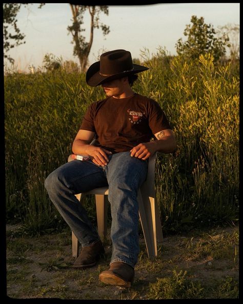 🤠🐎🌵 when you text your cousin “do you have a cowboy hat and boots?” and he delivers 👏🏼 cowboy but make it editorial. #michiganportraitphotographer #michiganseniorphotographer #detroitportraitphotographer #777luckyfish cowboy photoshoot #coorsbanquet #marlboro #michiganphotographer Men Wearing Cowboy Boots, Rich Cowboy Aesthetic, Cute Cowboy Aesthetic, Cowboy Photoshoot Ideas, Mens Cowboy Hat Outfit, Country Man Outfit, Southern Boy Aesthetic, Mexican Cowboy Aesthetic, Cowboy Fits Men