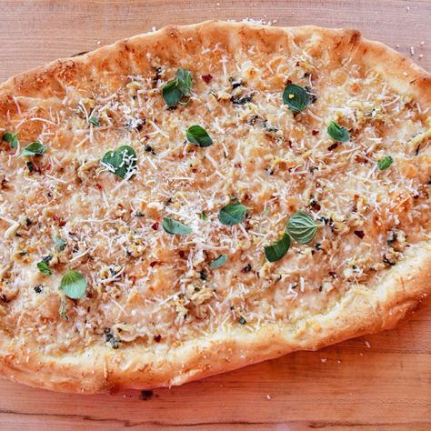 White Clam Pizza By Ree Drummond Clam Pizza, Food Network Recipes Pioneer Woman, Ree Drummond Recipes, Recipes With Ingredients, Artisan Pizza, Pizza Burgers, Pioneer Woman Recipes, Lasagna Soup, Ree Drummond