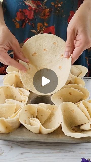 Tortilla Recipes Easy, Taco Cups With Tortillas Muffin Tins, Hamburger Cups, Mexican Tacos Recipes, Mexican Lunch Ideas, Taco Recipes For Dinner, Fancy Tacos, Recipes With Tortillas, Tortilla Snacks