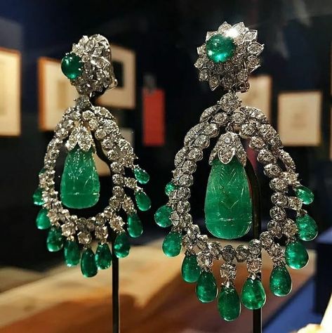 ☆My jewelry☆: “Wow, this is awesome. What do you think? 👍 or 👎 . .📷 by @davidwebbjewels . . . . . . . . . #hautejoaillerie #hautejewelery…” Girly Jewellery, Diamond Earrings Design, Magnetic Jewelry, Trendy Fashion Jewelry, Diamond Jewelry Designs, Expensive Jewelry, Emerald Earrings, Fashion Jewelry Earrings, Fabulous Jewelry