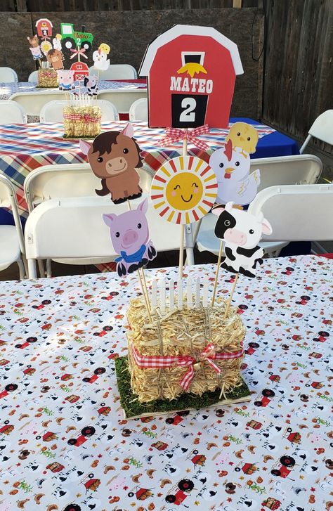 Farm Birthday Party Decorations, Animal Centerpieces, Barn Birthday Party, Cow Birthday Parties, Farm Themed Party, Barnyard Birthday Party, Farm Theme Birthday, Farm Animal Party, Farm Themed Birthday Party