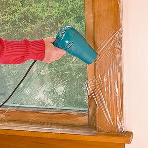 How to Install Window Plastic to Reduce Your Electricity Bill. Window Insulation Diy, Insulate Windows, Diy Insulation, Sunroom Windows, Diy Generator, Home Insulation, Cheap Pendant Lights, Window Seal, Plastic Windows