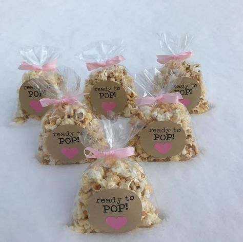 'Ready to Pop' Popcorn Bags Diy Baby Shower Favors, Baby Shower Favors Diy, Baby Shower Treats, Popcorn Bags, Ready To Pop, Shower Bebe, Baby Shower Party Favors, Favors Diy, Rustic Baby Shower