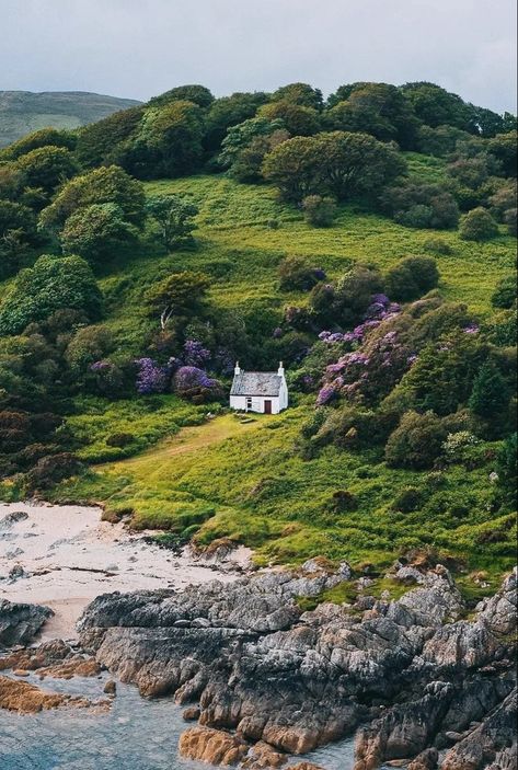 Scotland Castles, Cottage By The Sea, Beautiful Castles, A Hill, House On A Hill, Pretty Places, Paul Mccartney, Oahu, Belle Photo