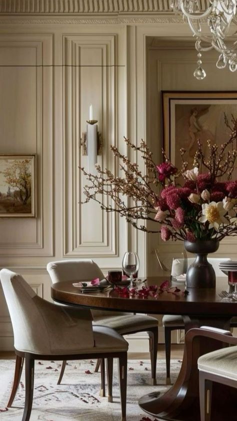 Parisian Dining Room, French Cottage Living Room, Parisian Dining, French Living Room Design, Timeless Living Room, Dining Room Victorian, French Living Rooms, Parisian Decor, Parisian Interior