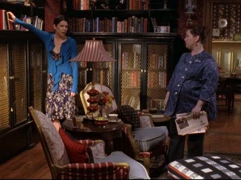 Dragonfly library from Gilmore Girls Gilmore Girls Decor, Gilmore Girls Set, Gilmore Girls Dragonfly Inn, Dragonfly Inn, Southern Colonial, Stars Hallow, Amy Sherman Palladino, Gilmore Girls Quotes, Gilmore Girls Fan