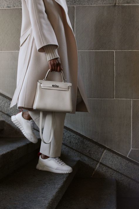 Sac Hermes Kelly, Elegant Sneakers, Dress And Sneakers Outfit, Jetset Babe, Hermes Kelly 25, Oversized White Shirt, Hermes Kelly Bag, Handbag Outfit, Kelly Bag