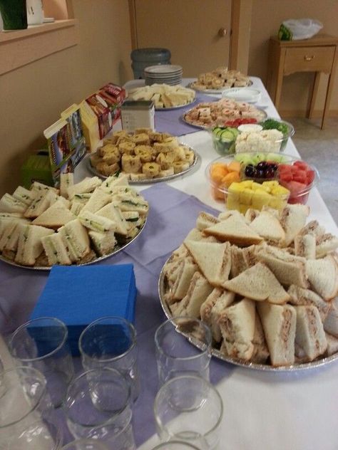 Cheap Gender Reveal Food Ideas, Baby Shower Menu Ideas Buffet, Baby Shower Food Table Set Up, Gender Reveal Finger Foods, Gender Reveal Food, Gender Reveal Party Food, Tea Bridal Shower, Baby Shower Punch, Fancy Tea