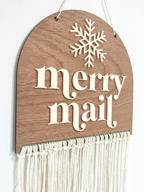 Keep track of all your holiday cards with charming Merry Mail card holders. Discover creative display ideas perfect for showcasing greetings in your living room this season! Merry Mail Card Holder, Christmas Card Hanger, Christmas Card Holder Display, Holiday Card Display, Merry Mail, Christmas Art For Kids, Fun Holiday Crafts, Christmas Card Display, Family Holiday Cards