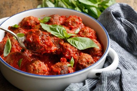 Raos Meatballs, Marinara Sauce Recipe, How To Cook Meatballs, Diner Recept, Nyt Cooking, Minced Meat, Red Sauce, Signature Dishes, Classic Dishes