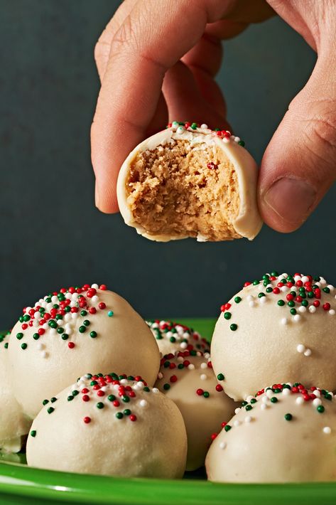 Peanut Butter Snowballs, Homemade Christmas Candy, Snowballs Recipe, Xmas Recipes, Xmas Baking, Chocolate Garnishes, Holiday Sweets, Homemade Food Gifts, Dessert Spread