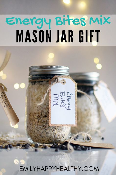 I use my copy cat freshii energy bites recipe to make a vegan friendly DIY mason jar food gift. Easy DIY christmas or holiday gift for friends, teachers or coworkers. Sustainable gift option that uses little waste. Vegan Food Gifts, Jar Food Gifts, Energy Bites Recipe, Mason Jar Gifts Diy, Mason Jar Gift, Jar Food, Energy Bites Recipes, Diy Food Gifts, Vegan Christmas Recipes