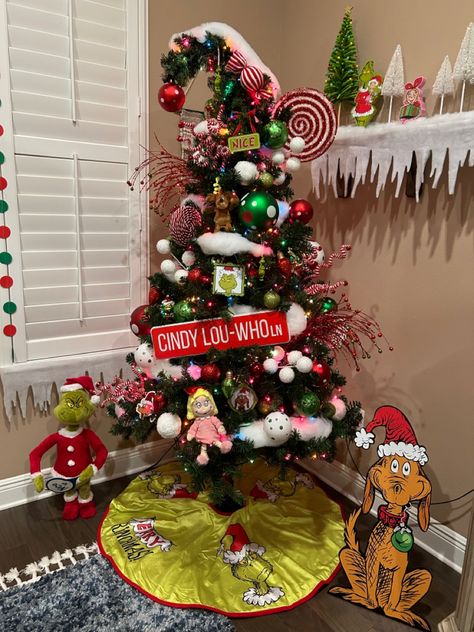 How The Grinch Stole Christmas Tree, Cindy Lou Who Tree, Small Grinch Christmas Tree, Grinch Room Decor, Simple Grinch Christmas Tree, Grinch Stole Christmas Decorations, 4 Ft Christmas Tree Ideas, How The Grinch Stole Christmas Decor, How The Grinch Stole Christmas