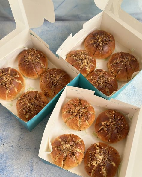 Korean cream cheese buns . . (Garlic buns, Korean buns) Cream Cheese Garlic Buns, Korean Buns, Cream Cheese Buns, Garlic Buns, Korean Bun, Korean Cream, Cheese Buns, Baking Basics, Buns