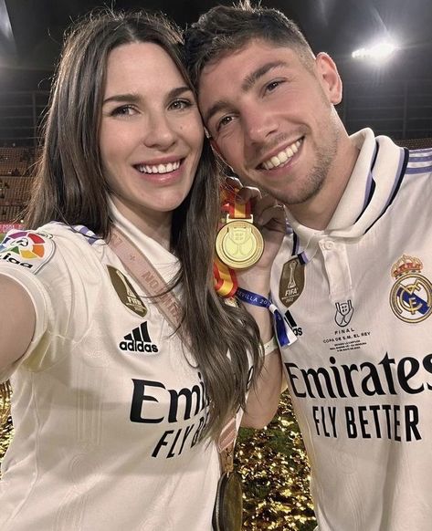 Ronaldo Free Kick, Real Madrid Photos, Real Madrid Shirt, ماثيو ماكونهي, Footballers Wives, Football Couples, Wife Aesthetic, Madrid Football, Football Wags