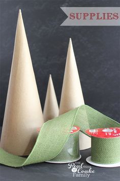 Burlap Christmas Crafts, Family Christmas Crafts, Adorable Crafts, Crafts For Gifts, Easter Tree Ornaments, Burlap Christmas Tree, Christmas Cones, Fabric Christmas Trees, Cone Christmas Trees