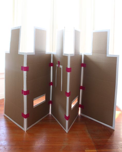 Castle Cardboard, معرض فني, Cardboard Castle, Debut Ideas, Medieval Party, Box Crafts, Chalkboard Drawings, Vbs Themes, Cardboard Box Crafts