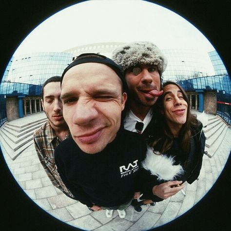 Fisheye Photography, Grafika Vintage, Band Photoshoot, John Frusciante, Anthony Kiedis, Photographie Portrait Inspiration, Fish Eye Lens, Hottest Chili Pepper, Chilli Pepper