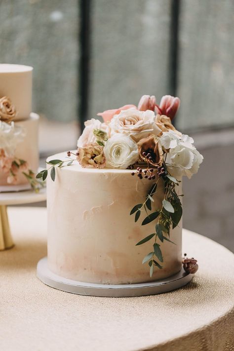 Just no getting over this earthy luxe wedding inspiration with a neutral color palette, cane-backed dining chairs and a tulle bridal cape! Simple Small Wedding Cakes, Wedding Cake One Tier, Wedding Cake Neutral, One Tier Wedding Cake, Rustic Baby Shower Cake, Boho Chic Wedding Cake, Single Tier Wedding Cake, Stephanie Williams, Boho Wedding Cake