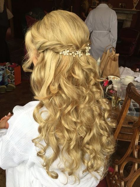 Hairstyles Ball Prom, Bridgerton Style Hair, Blonde Formal Hair, Prom Hair Curtain Bangs, Hairstyles For Grad, Half Up Formal Hair, Pagent Hair Ideas, Half Up Half Down Prom Hairstyles, Fancy Half Up Half Down Hair