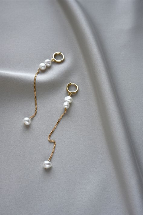 Handmade elegan eaarrings assembled with freshwater pearls and goldplated fittings. Jewel Design, Jewellery Wire, Hoop Drop Earrings, Leather Jewellery, Stylish Earrings, Pearl Leather, Minimal Jewelry, Stylish Earring, Jewelry Photography