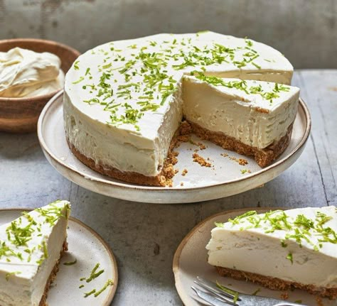 Lime Cheesecake Recipes, Lime Cheesecake No Bake, Citrus Cheesecake, Maine Recipes, Lush Recipes, Baking Lessons, Simple Foods, Cheesecake Lovers, Lime Recipes