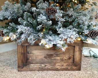 DIY Scrap Wood Crate Christmas Tree Stand via TheKimSixFix.com Farmhouse Christmas Tree Stands, Wood Tree Skirt, Folding Tree, Diy Wood Christmas Tree, Best Christmas Tree Stand, Farmhouse Tree, Christmas Tree Box Stand, Christmas Tree Base, Red And Gold Christmas Tree