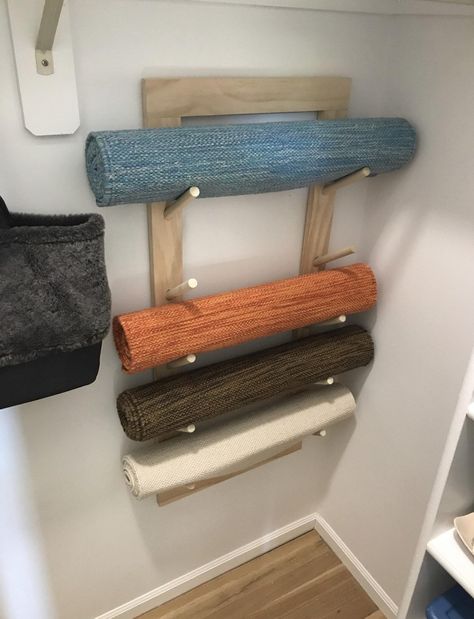 Jardin Zen Interior, Yoga Mat Rack, Sala Yoga, Yoga Corner, Yoga Room Design, Home Yoga Room, Yoga Meditation Room, Wellness Room, Yoga Mat Storage